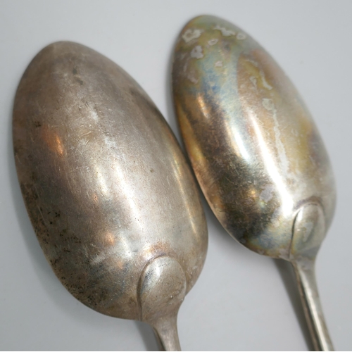 7234 - Two Victorian silver serving spoons, London 1887 and 1888, 138g