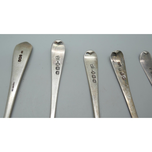 7237 - A collection of assorted silver teaspoons including Georgian and Victorian, 190g