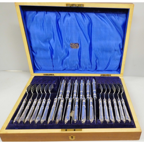 7249 - A canteen of silver fish knives and forks, silver blades and handles, James Deakin & Sons, Sheffield... 