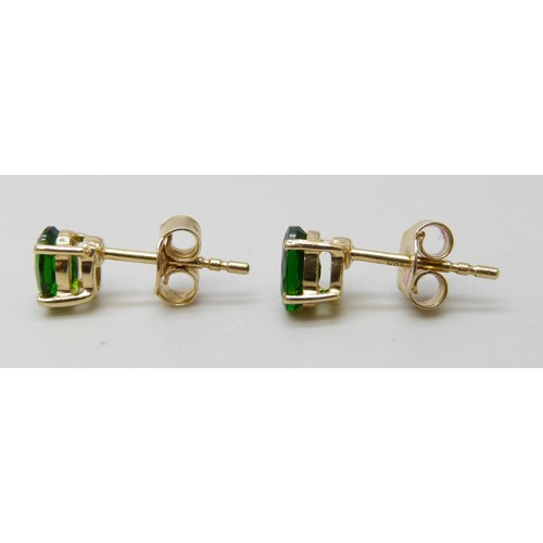 7037J - A pair of 10k gold and green stone stud earrings, 1.2g, 6mm