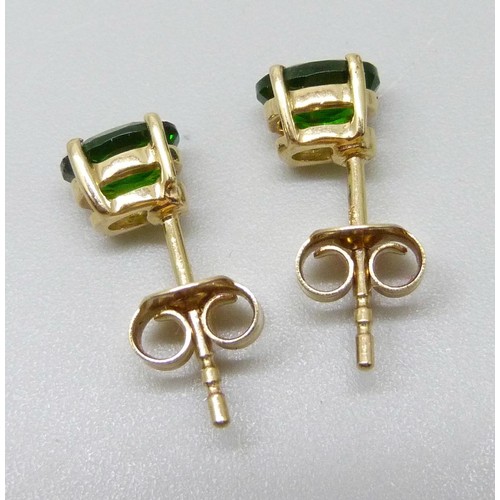 7037J - A pair of 10k gold and green stone stud earrings, 1.2g, 6mm