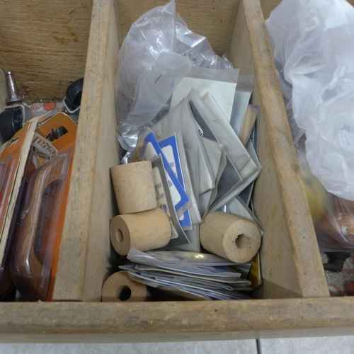 5115 - A quantity of miscellaneous items including handles, brass letters, door knobs, etc.