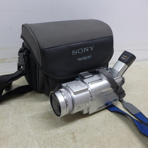 5122 - A boxed Sony DCR-TRV60E digital handy cam video recorder and a boxed Sony CCD-TR515E handy cam video... 