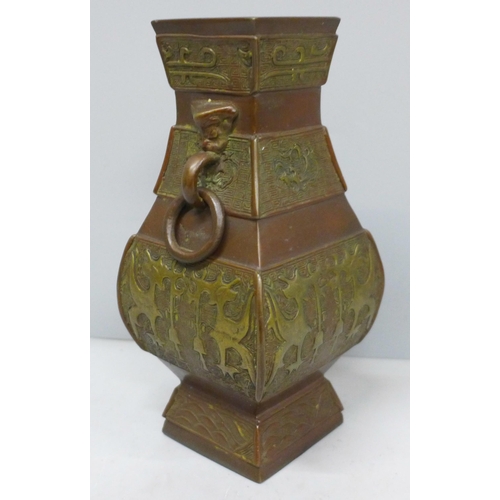 2020 - A Chinese bronze vase, 18cm