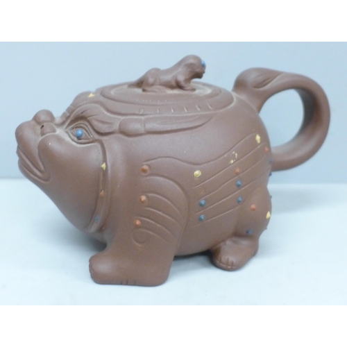 2040 - A Chinese Foo dog terracotta teapot