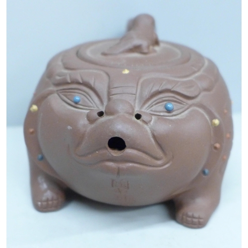 2040 - A Chinese Foo dog terracotta teapot