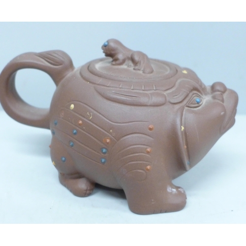 2040 - A Chinese Foo dog terracotta teapot