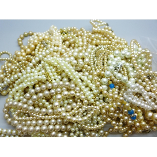 2066 - Vintage faux pearl jewellery