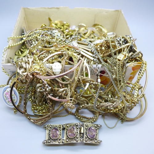 2071 - A collection of gold-tone jewellery