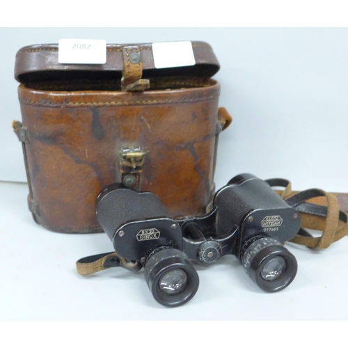 2082 - A pair of World War II period German binoculars E. Leitz, Wetzlar,  317461, 8x30, with leather case ... 