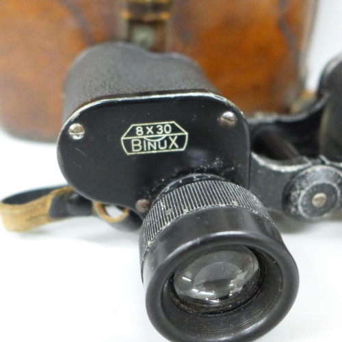 2082 - A pair of World War II period German binoculars E. Leitz, Wetzlar,  317461, 8x30, with leather case ... 