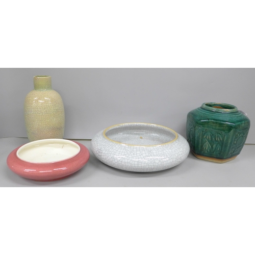 2086 - A Chinese crackle glaze vase, two shallow dishes and a Chinese green glazed ginger jar, no lid