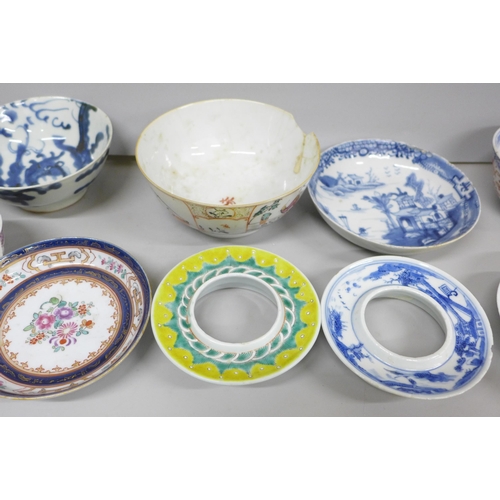 2100 - A collection of Chinese porcelain including a blue and white tea bowl with lid, (most a/f)