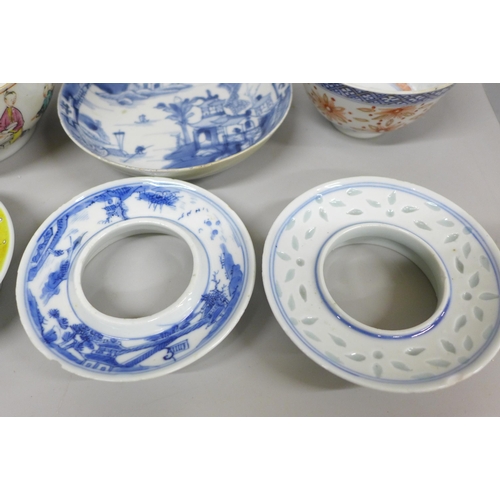 2100 - A collection of Chinese porcelain including a blue and white tea bowl with lid, (most a/f)