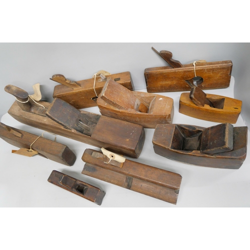 2114 - A collection of wood planes, types include Jack or Fore, moulding, tonguing, grooving, rebate, sash ... 