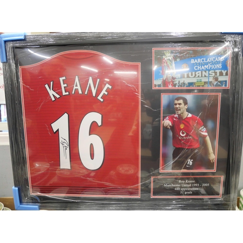 2160 - A Roy Keane Manchester United signed shirt and photograph display with COA to the back, framed