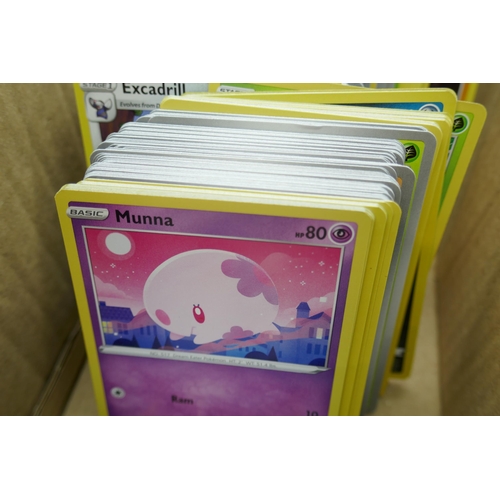 2179 - 600+ Pokémon cards including holographic