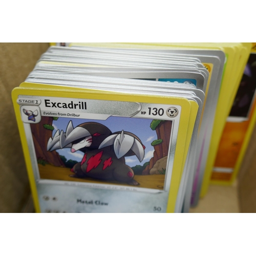 2179 - 600+ Pokémon cards including holographic