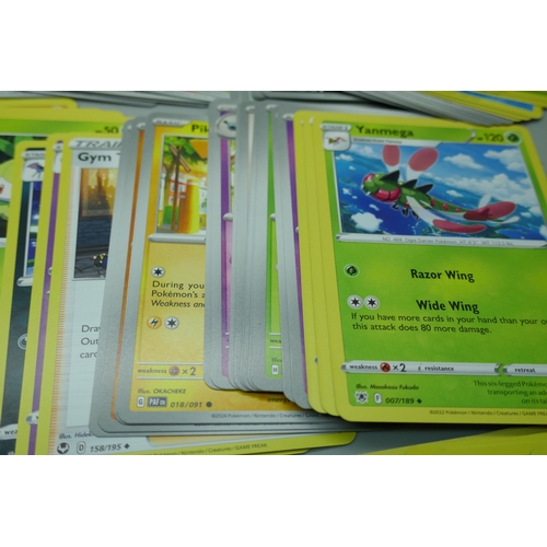 2179 - 600+ Pokémon cards including holographic