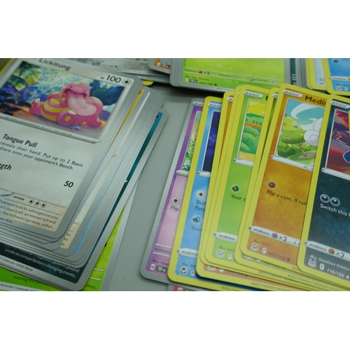 2180 - 600+ Pokémon cards including holographic