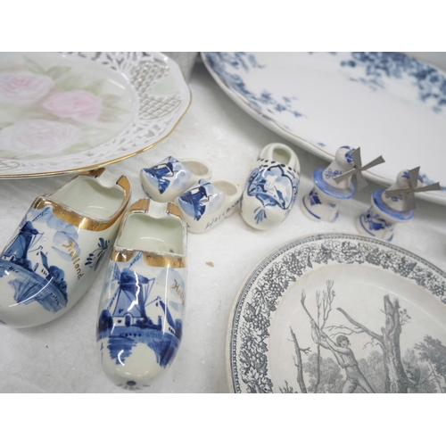 2262 - A collection of blue and white china to include a meat plate and Delft ornaments