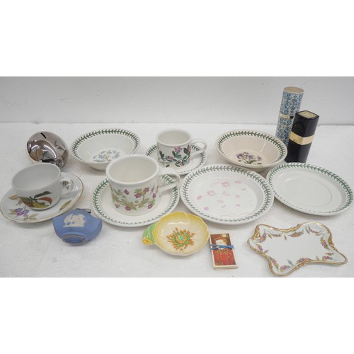 2258A - A collection of Portmeirion Botanic Garden, comprises a side plate, three saucers, two cups and two ... 