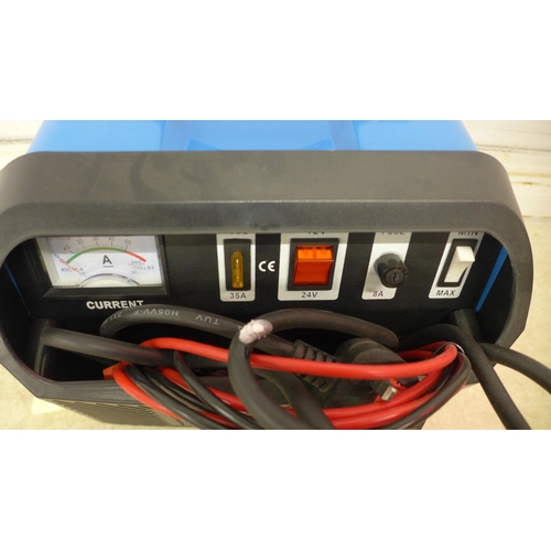 5170 - *VAT* A boxed sample CD-50 battery charger