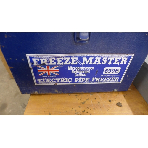 5196 - A Freeze Master 690E microprocessor refrigerant control electric pipe freezer