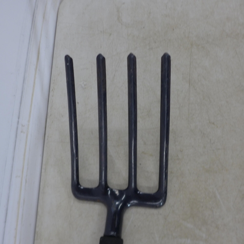 5200 - A Spear and Jackson Back-Saver garden fork and a set of hedge cutters