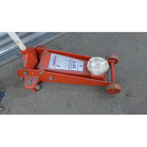 5222 - A Sealey 2.25 ton capacity hydraulic trolley jack and single axle stand