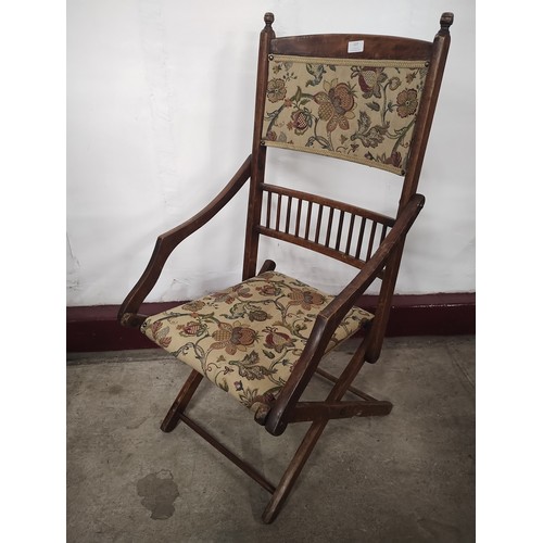 227 - An early 20th Century beech folding chair