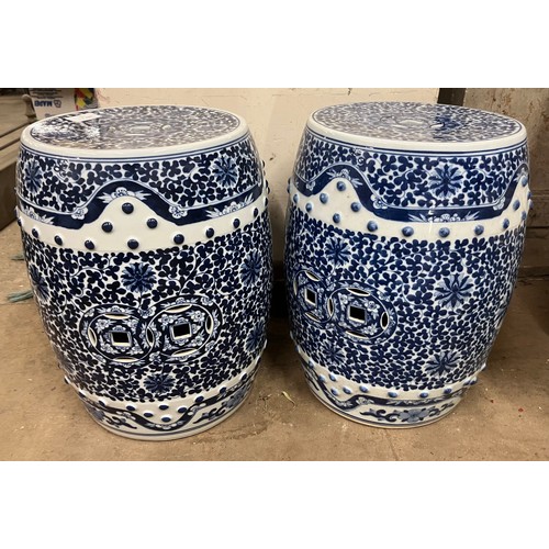 318A - A pair of Chinese blue and white porcrlain garden stools