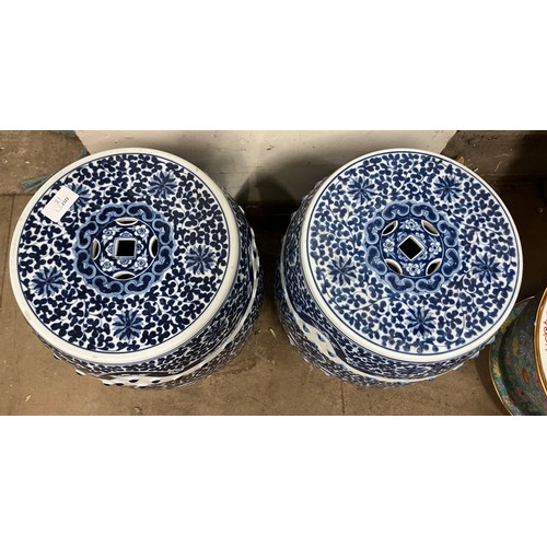 318A - A pair of Chinese blue and white porcrlain garden stools