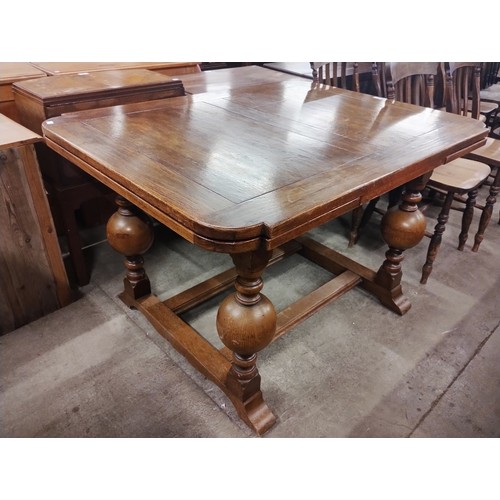 233 - An early 20th Century oak draw leaf table