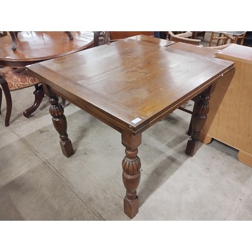 243 - An early 20th century oak drawleaf dining table