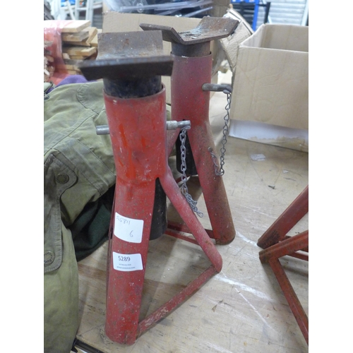 5289 - A pair of axle stands