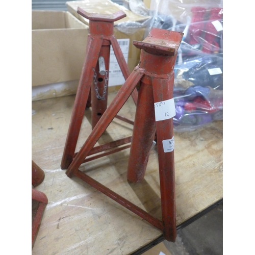 5290 - A pair of red metal axle stands