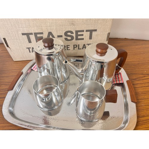 366 - A Sona De-Luxe tea set, boxed