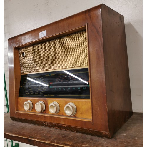 355 - A vintage Bush walnut radio