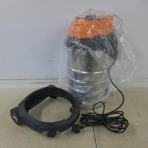 5307 - *VAT* A boxed sample MWD 191s wet and dry vacuum cleaner