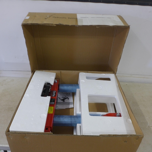 5327 - *VAT* A boxed sample Clarke strong arm vpj300 vehicle positioning jack