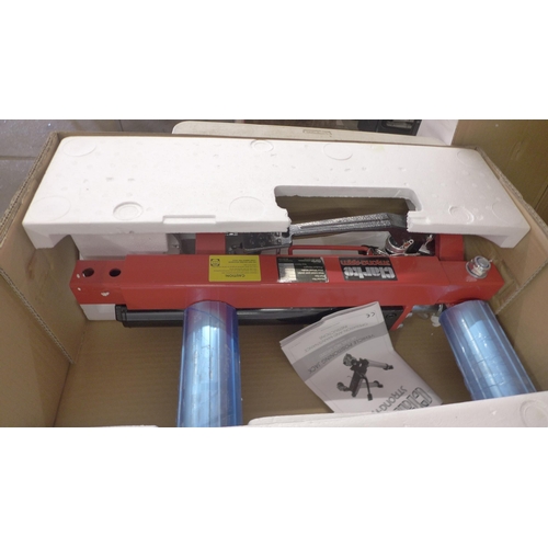 5327 - *VAT* A boxed sample Clarke strong arm vpj300 vehicle positioning jack