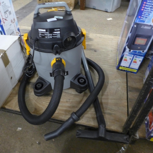 5343 - A Titan TTB774Vac wet and dry vacuum cleaner