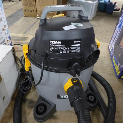 5343 - A Titan TTB774Vac wet and dry vacuum cleaner