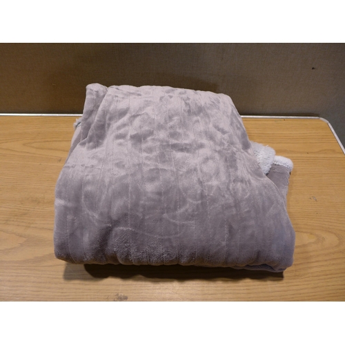 6035 - Egyptian cotton king-size bedding and a Berkshire heated throw (350-276,282) *This lot is subject to... 