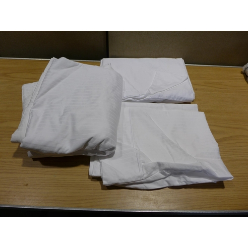 6035 - Egyptian cotton king-size bedding and a Berkshire heated throw (350-276,282) *This lot is subject to... 