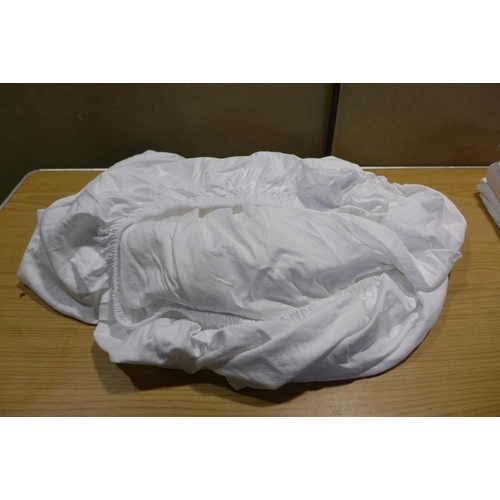 6035 - Egyptian cotton king-size bedding and a Berkshire heated throw (350-276,282) *This lot is subject to... 