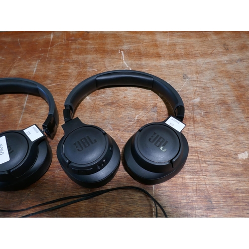 6060 - Two JBL Tune 770 headphones (351-127,128) *This lot is subject to VAT