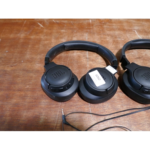 6060 - Two JBL Tune 770 headphones (351-127,128) *This lot is subject to VAT