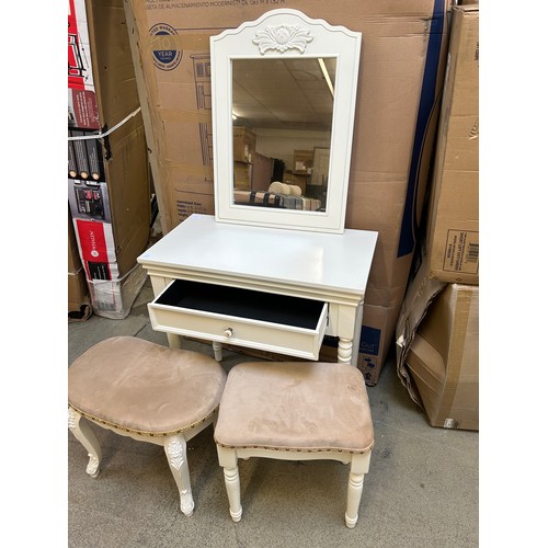 3290 - A white dressing table with mirror and two stools